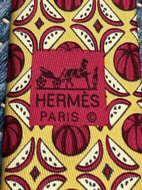 HERMES Tie - Like New Silk Pattern - Ochre and Maroon with Cream Accents - Rare